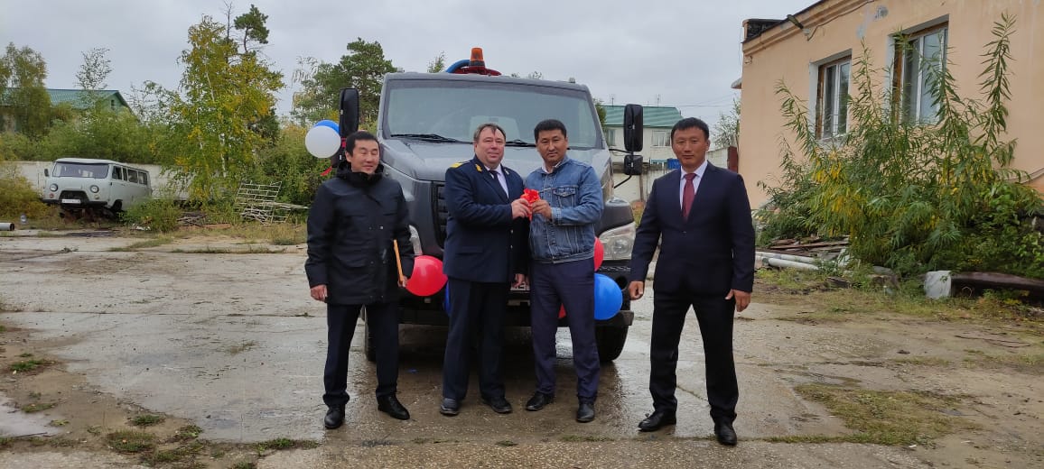Акционерная компания «Железные дороги Якутии» подарила новую водовозку Нахаринскому 2-му наслегу Мегино-Кангаласского улуса