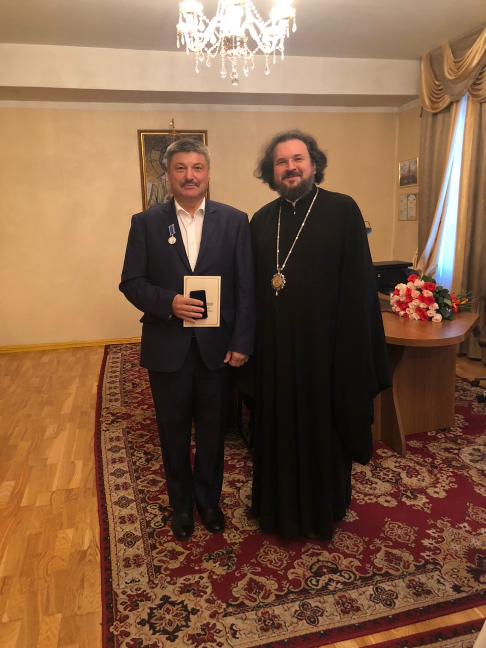 Архиепископ Якутский и Ленский Роман наградил генерального директора АО «АК «ЖДЯ» юбилейной медалью в ознаменовании 150-летия образования Якутской Епархии.