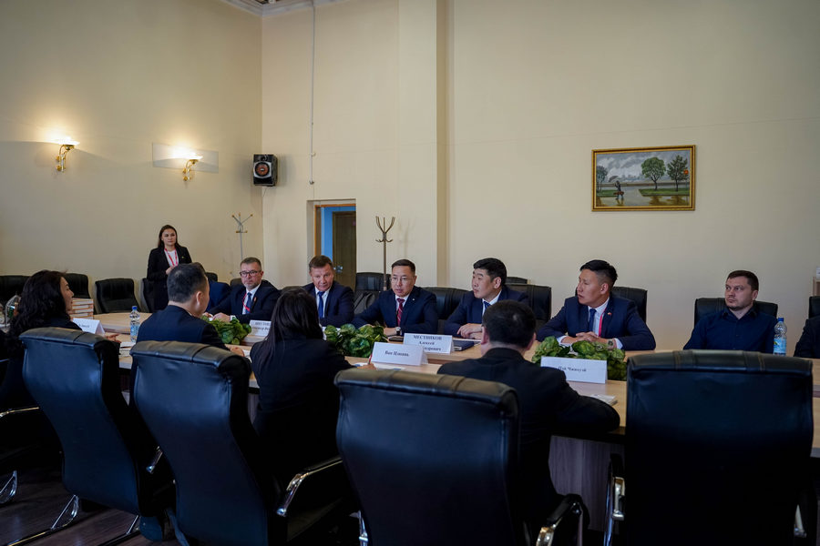 В рамках форума «Амурэкспо» делегация АО «АК «ЖДЯ» встретилась с делегацией округа Большой Хинган КНР