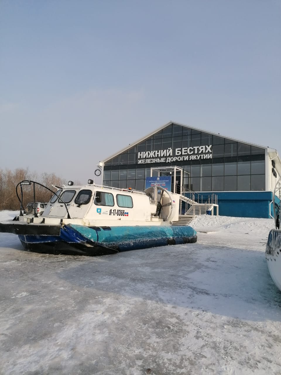 Вниманию пассажиров!!! С 31 октября трансфер пассажиров поезда через реку Лена будет выполняться судами на воздушной подушке.