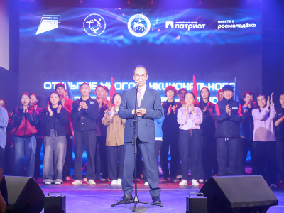 Глава Якутии вручил благодарственное письмо коллективу АО «АК «ЖДЯ» на открытии молодежного центра «Патриот»