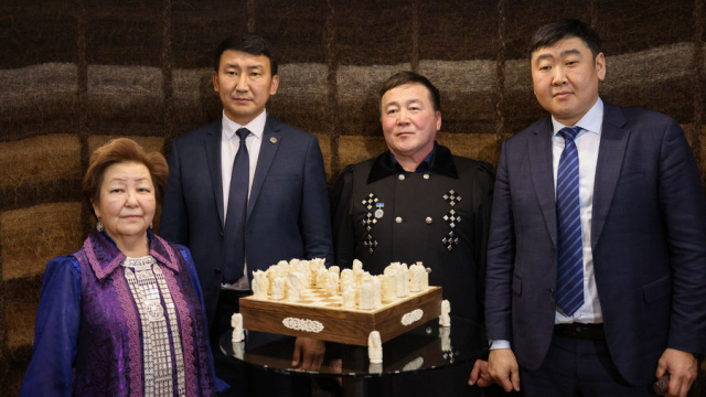 Акционерная компания «Железные дороги Якутии» спонсировала косторезное искусство