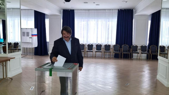 Василий Шимохин проголосовал на выборах главы Алданского района