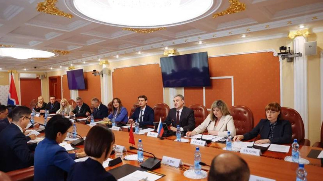 Строительство совмещенного  моста через Амур обсудили губернатор Амурской области и губернатор китайской провинции Хэйлунцзян