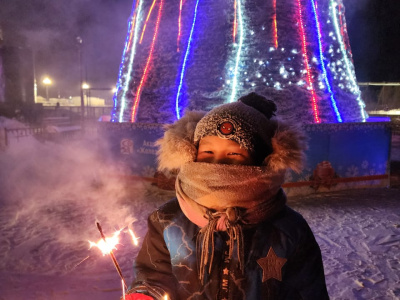 «Железные дороги Якутии» зажгли новогодние елки в Алдане и на станции Нижний Бестях