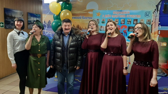Женщины АО «АК «ЖДЯ» поздравили своих коллег-мужчин с Днем защитника Отечества