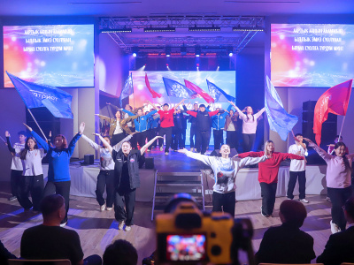 Глава Якутии вручил благодарственное письмо коллективу АО «АК «ЖДЯ» на открытии молодежного центра «Патриот»