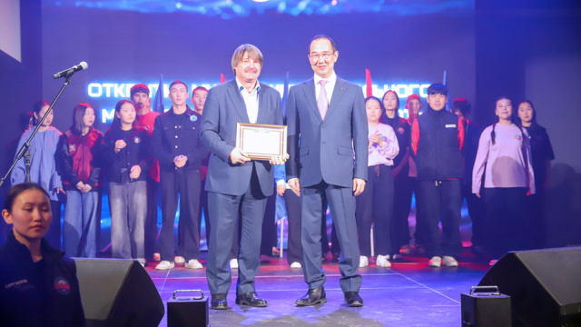 Глава Якутии вручил благодарственное письмо коллективу АО «АК «ЖДЯ» на открытии молодежного центра «Патриот»