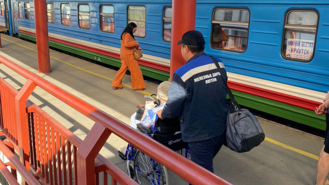 АО «АК «ЖДЯ»: на железнодорожных вокзалах при посадке и высадке маломобильным пассажирам оказывается помощь