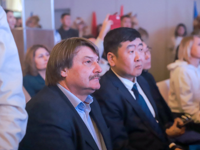 Глава Якутии вручил благодарственное письмо коллективу АО «АК «ЖДЯ» на открытии молодежного центра «Патриот»